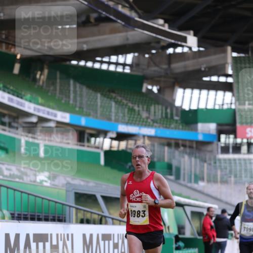 06.10.2024 - 19. swb-Marathon Bremen Yannick Fuchs http://msf.ph/oto/7379305 06.10.2024 10:19:51 Laufen im Stadion 7098, 8139, 8423, 8442, 8531, 8577, 8655, 8788, 8791, 8938, 8983 meine-sportfotos.de