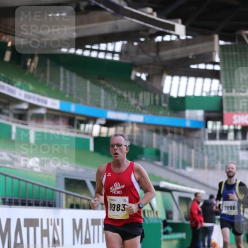 06.10.2024 - 19. swb-Marathon Bremen Yannick Fuchs http://msf.ph/oto/7379311 06.10.2024 10:19:51 Laufen im Stadion 7098, 8139, 8423, 8442, 8531, 8577, 8655, 8788, 8791, 8938, 8983 meine-sportfotos.de