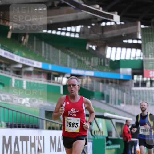 06.10.2024 - 19. swb-Marathon Bremen Yannick Fuchs http://msf.ph/oto/7379324 06.10.2024 10:19:51 Laufen im Stadion 7098, 8139, 8423, 8442, 8531, 8577, 8655, 8788, 8791, 8938, 8983 meine-sportfotos.de