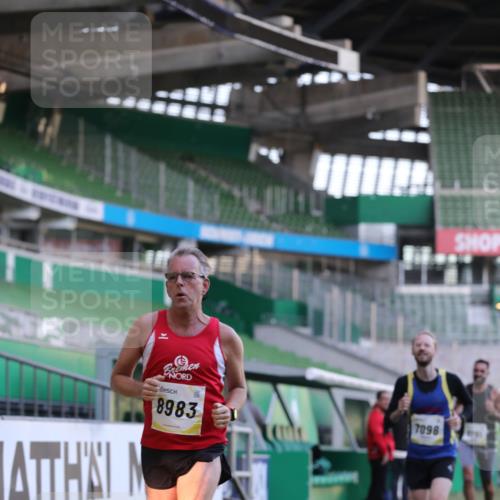 06.10.2024 - 19. swb-Marathon Bremen Yannick Fuchs http://msf.ph/oto/7379335 06.10.2024 10:19:51 Laufen im Stadion 7098, 8139, 8423, 8442, 8531, 8577, 8655, 8788, 8791, 8938, 8983 meine-sportfotos.de