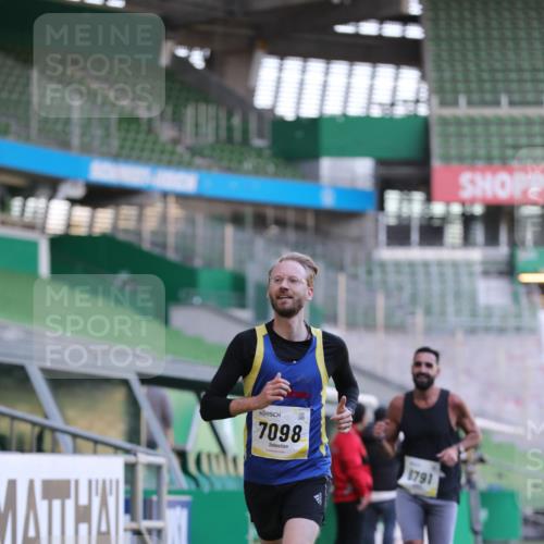 06.10.2024 - 19. swb-Marathon Bremen Yannick Fuchs http://msf.ph/oto/7379343 06.10.2024 10:19:52 Laufen im Stadion 7098, 8139, 8423, 8442, 8531, 8577, 8655, 8788, 8791, 8938, 8983 meine-sportfotos.de