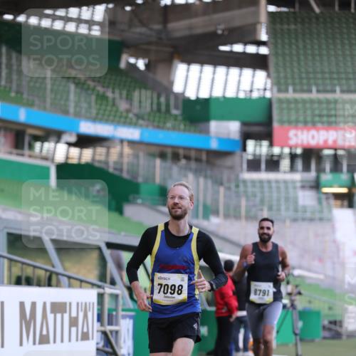 06.10.2024 - 19. swb-Marathon Bremen Yannick Fuchs http://msf.ph/oto/7379355 06.10.2024 10:19:52 Laufen im Stadion 7098, 8139, 8423, 8442, 8531, 8577, 8655, 8788, 8791, 8938, 8983 meine-sportfotos.de