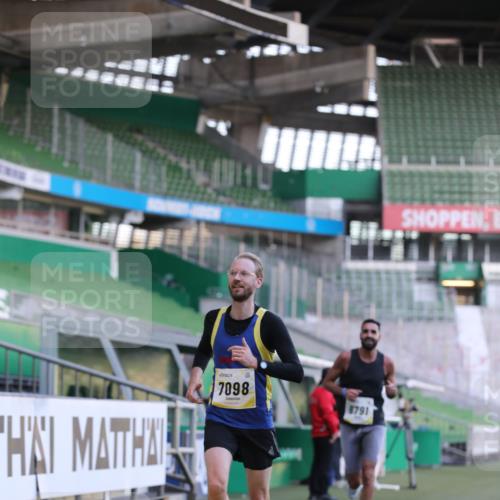 06.10.2024 - 19. swb-Marathon Bremen Yannick Fuchs http://msf.ph/oto/7379365 06.10.2024 10:19:52 Laufen im Stadion 7098, 8139, 8423, 8442, 8531, 8577, 8655, 8788, 8791, 8938, 8983 meine-sportfotos.de