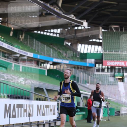 06.10.2024 - 19. swb-Marathon Bremen Yannick Fuchs http://msf.ph/oto/7379372 06.10.2024 10:19:52 Laufen im Stadion 7098, 8139, 8423, 8442, 8531, 8577, 8655, 8788, 8791, 8938, 8983 meine-sportfotos.de