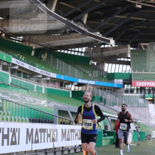 06.10.2024 - 19. swb-Marathon Bremen Yannick Fuchs http://msf.ph/oto/7379381 06.10.2024 10:19:53 Laufen im Stadion 7098, 8139, 8423, 8442, 8531, 8577, 8655, 8788, 8791, 8938, 8983 meine-sportfotos.de