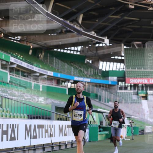 06.10.2024 - 19. swb-Marathon Bremen Yannick Fuchs http://msf.ph/oto/7379392 06.10.2024 10:19:53 Laufen im Stadion 7098, 8139, 8423, 8442, 8531, 8577, 8655, 8788, 8791, 8938, 8983 meine-sportfotos.de