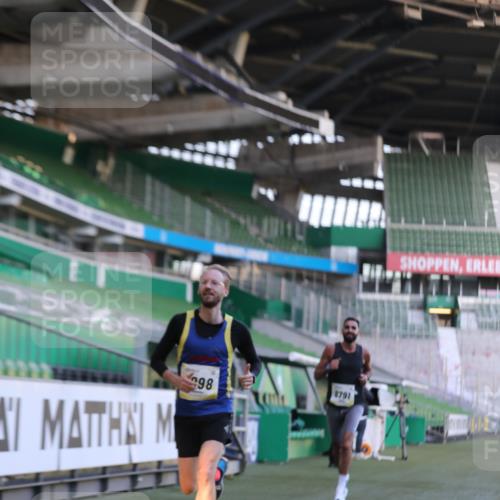 06.10.2024 - 19. swb-Marathon Bremen Yannick Fuchs http://msf.ph/oto/7379405 06.10.2024 10:19:53 Laufen im Stadion 7098, 8139, 8423, 8442, 8531, 8577, 8655, 8788, 8791, 8938, 8983 meine-sportfotos.de