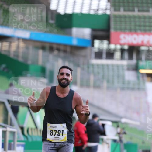 06.10.2024 - 19. swb-Marathon Bremen Yannick Fuchs http://msf.ph/oto/7379412 06.10.2024 10:19:54 Laufen im Stadion 7098, 8139, 8423, 8442, 8531, 8577, 8655, 8681, 8788, 8791, 8938, 8983 meine-sportfotos.de