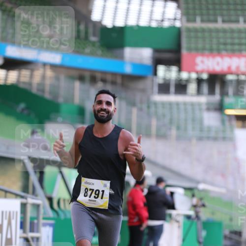 06.10.2024 - 19. swb-Marathon Bremen Yannick Fuchs http://msf.ph/oto/7379423 06.10.2024 10:19:54 Laufen im Stadion 7098, 8139, 8423, 8442, 8531, 8577, 8655, 8681, 8788, 8791, 8938, 8983 meine-sportfotos.de