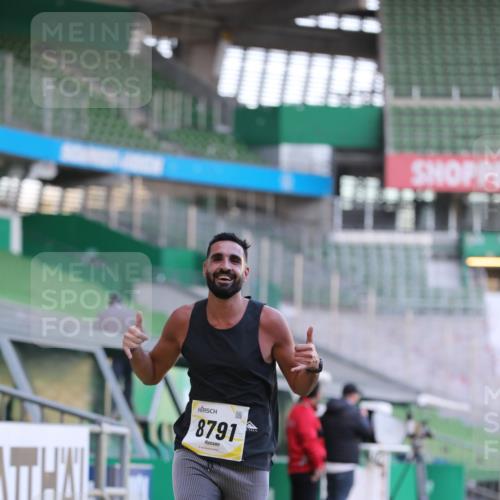 06.10.2024 - 19. swb-Marathon Bremen Yannick Fuchs http://msf.ph/oto/7379432 06.10.2024 10:19:54 Laufen im Stadion 7098, 8139, 8423, 8442, 8531, 8577, 8655, 8681, 8788, 8791, 8938, 8983 meine-sportfotos.de