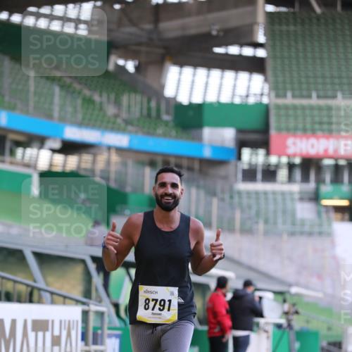 06.10.2024 - 19. swb-Marathon Bremen Yannick Fuchs http://msf.ph/oto/7379443 06.10.2024 10:19:54 Laufen im Stadion 7098, 8139, 8423, 8442, 8531, 8577, 8655, 8681, 8788, 8791, 8938, 8983 meine-sportfotos.de