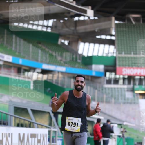 06.10.2024 - 19. swb-Marathon Bremen Yannick Fuchs http://msf.ph/oto/7379459 06.10.2024 10:19:54 Laufen im Stadion 7098, 8139, 8423, 8442, 8531, 8577, 8655, 8681, 8788, 8791, 8938, 8983 meine-sportfotos.de