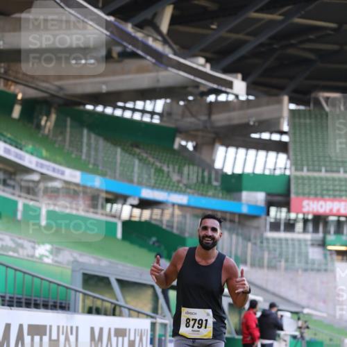 06.10.2024 - 19. swb-Marathon Bremen Yannick Fuchs http://msf.ph/oto/7379467 06.10.2024 10:19:54 Laufen im Stadion 7098, 8139, 8423, 8442, 8531, 8577, 8655, 8681, 8788, 8791, 8938, 8983 meine-sportfotos.de