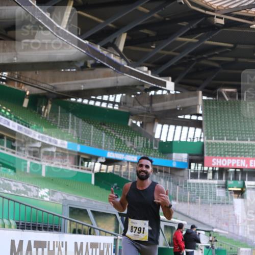 06.10.2024 - 19. swb-Marathon Bremen Yannick Fuchs http://msf.ph/oto/7379483 06.10.2024 10:19:55 Laufen im Stadion 7098, 8139, 8423, 8442, 8531, 8577, 8655, 8681, 8788, 8791, 8938, 8983 meine-sportfotos.de