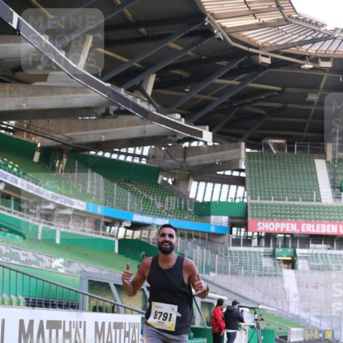 06.10.2024 - 19. swb-Marathon Bremen Yannick Fuchs http://msf.ph/oto/7379490 06.10.2024 10:19:55 Laufen im Stadion 7098, 8139, 8423, 8442, 8531, 8577, 8655, 8681, 8788, 8791, 8938, 8983 meine-sportfotos.de