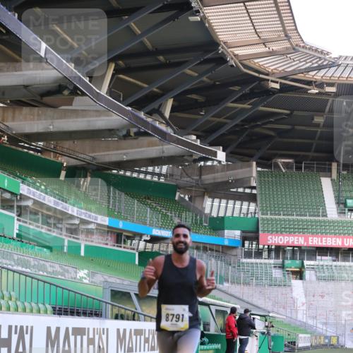 06.10.2024 - 19. swb-Marathon Bremen Yannick Fuchs http://msf.ph/oto/7379507 06.10.2024 10:19:55 Laufen im Stadion 7098, 8139, 8423, 8442, 8531, 8577, 8655, 8681, 8788, 8791, 8938, 8983 meine-sportfotos.de