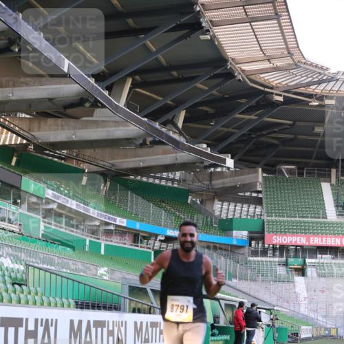 06.10.2024 - 19. swb-Marathon Bremen Yannick Fuchs http://msf.ph/oto/7379520 06.10.2024 10:19:55 Laufen im Stadion 7098, 8139, 8423, 8442, 8531, 8577, 8655, 8681, 8788, 8791, 8938, 8983 meine-sportfotos.de