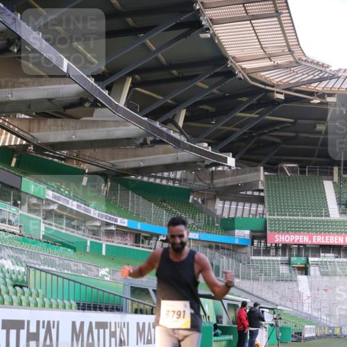 06.10.2024 - 19. swb-Marathon Bremen Yannick Fuchs http://msf.ph/oto/7379541 06.10.2024 10:19:55 Laufen im Stadion 7098, 8139, 8423, 8442, 8531, 8577, 8655, 8681, 8788, 8791, 8938, 8983 meine-sportfotos.de