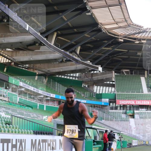 06.10.2024 - 19. swb-Marathon Bremen Yannick Fuchs http://msf.ph/oto/7379552 06.10.2024 10:19:55 Laufen im Stadion 7098, 8139, 8423, 8442, 8531, 8577, 8655, 8681, 8788, 8791, 8938, 8983 meine-sportfotos.de