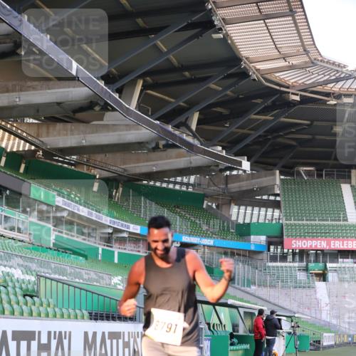 06.10.2024 - 19. swb-Marathon Bremen Yannick Fuchs http://msf.ph/oto/7379559 06.10.2024 10:19:55 Laufen im Stadion 7098, 8139, 8423, 8442, 8531, 8577, 8655, 8681, 8788, 8791, 8938, 8983 meine-sportfotos.de