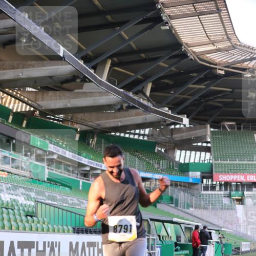 06.10.2024 - 19. swb-Marathon Bremen Yannick Fuchs http://msf.ph/oto/7379574 06.10.2024 10:19:56 Laufen im Stadion 7098, 8139, 8423, 8442, 8531, 8577, 8655, 8681, 8788, 8791, 8938, 8983 meine-sportfotos.de