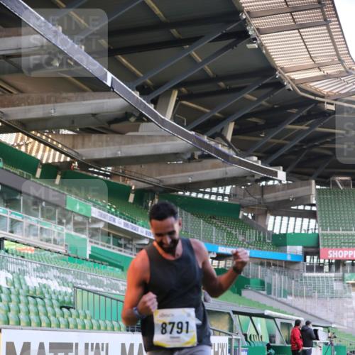 06.10.2024 - 19. swb-Marathon Bremen Yannick Fuchs http://msf.ph/oto/7379585 06.10.2024 10:19:56 Laufen im Stadion 7098, 8139, 8423, 8442, 8531, 8577, 8655, 8681, 8788, 8791, 8938, 8983 meine-sportfotos.de
