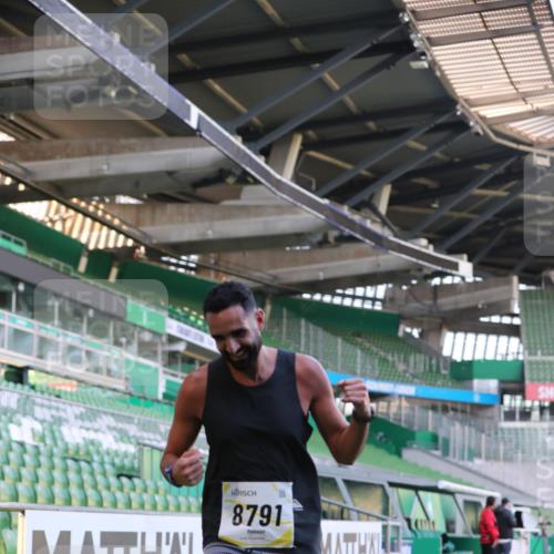 06.10.2024 - 19. swb-Marathon Bremen Yannick Fuchs http://msf.ph/oto/7379598 06.10.2024 10:19:56 Laufen im Stadion 7098, 8139, 8423, 8442, 8531, 8577, 8655, 8681, 8788, 8791, 8938, 8983 meine-sportfotos.de