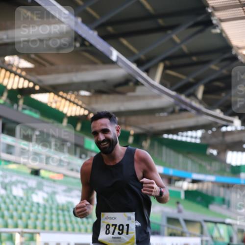 06.10.2024 - 19. swb-Marathon Bremen Yannick Fuchs http://msf.ph/oto/7379605 06.10.2024 10:19:56 Laufen im Stadion 7098, 8139, 8423, 8442, 8531, 8577, 8655, 8681, 8788, 8791, 8938, 8983 meine-sportfotos.de
