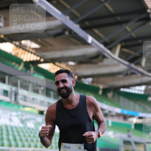 06.10.2024 - 19. swb-Marathon Bremen Yannick Fuchs http://msf.ph/oto/7379612 06.10.2024 10:19:56 Laufen im Stadion 7098, 8139, 8423, 8442, 8531, 8577, 8655, 8681, 8788, 8791, 8938, 8983 meine-sportfotos.de