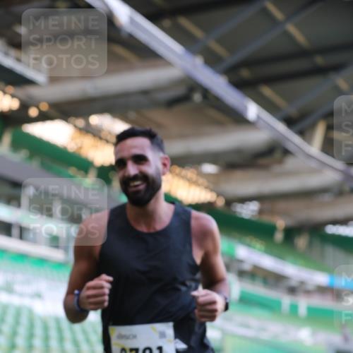 06.10.2024 - 19. swb-Marathon Bremen Yannick Fuchs http://msf.ph/oto/7379618 06.10.2024 10:19:56 Laufen im Stadion 7098, 8139, 8423, 8442, 8531, 8577, 8655, 8681, 8788, 8791, 8938, 8983 meine-sportfotos.de