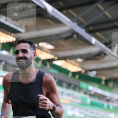 06.10.2024 - 19. swb-Marathon Bremen Yannick Fuchs http://msf.ph/oto/7379636 06.10.2024 10:19:56 Laufen im Stadion 7098, 8139, 8423, 8442, 8531, 8577, 8655, 8681, 8788, 8791, 8938, 8983 meine-sportfotos.de