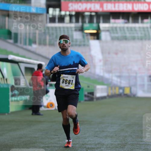 06.10.2024 - 19. swb-Marathon Bremen Yannick Fuchs http://msf.ph/oto/7379644 06.10.2024 10:20:01 Laufen im Stadion 7098, 8423, 8442, 8531, 8577, 8655, 8681, 8788, 8791, 8938, 8983 meine-sportfotos.de