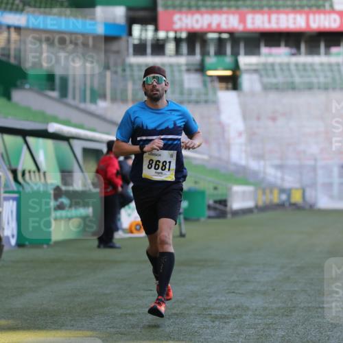 06.10.2024 - 19. swb-Marathon Bremen Yannick Fuchs http://msf.ph/oto/7379657 06.10.2024 10:20:01 Laufen im Stadion 7098, 8423, 8442, 8531, 8577, 8655, 8681, 8788, 8791, 8938, 8983 meine-sportfotos.de