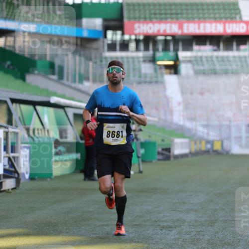06.10.2024 - 19. swb-Marathon Bremen Yannick Fuchs http://msf.ph/oto/7379668 06.10.2024 10:20:01 Laufen im Stadion 7098, 8423, 8442, 8531, 8577, 8655, 8681, 8788, 8791, 8938, 8983 meine-sportfotos.de