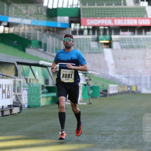 06.10.2024 - 19. swb-Marathon Bremen Yannick Fuchs http://msf.ph/oto/7379684 06.10.2024 10:20:01 Laufen im Stadion 7098, 8423, 8442, 8531, 8577, 8655, 8681, 8788, 8791, 8938, 8983 meine-sportfotos.de