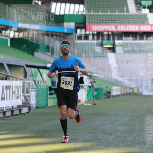 06.10.2024 - 19. swb-Marathon Bremen Yannick Fuchs http://msf.ph/oto/7379696 06.10.2024 10:20:01 Laufen im Stadion 7098, 8423, 8442, 8531, 8577, 8655, 8681, 8788, 8791, 8938, 8983 meine-sportfotos.de