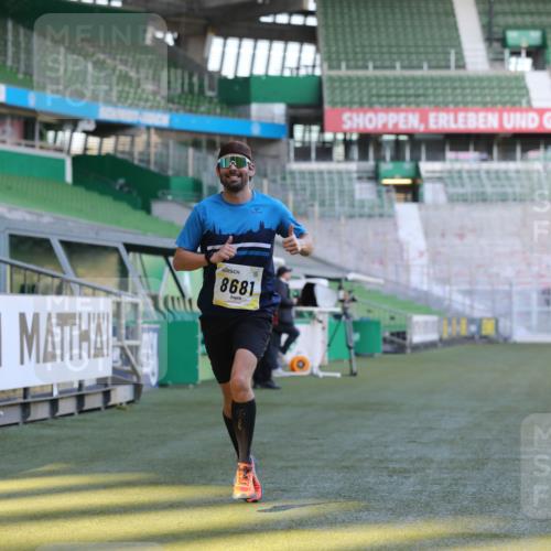 06.10.2024 - 19. swb-Marathon Bremen Yannick Fuchs http://msf.ph/oto/7379703 06.10.2024 10:20:02 Laufen im Stadion 7098, 8423, 8442, 8531, 8577, 8655, 8681, 8788, 8791, 8938, 8983 meine-sportfotos.de