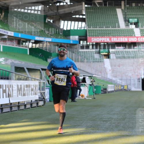 06.10.2024 - 19. swb-Marathon Bremen Yannick Fuchs http://msf.ph/oto/7379718 06.10.2024 10:20:02 Laufen im Stadion 7098, 8423, 8442, 8531, 8577, 8655, 8681, 8788, 8791, 8938, 8983 meine-sportfotos.de