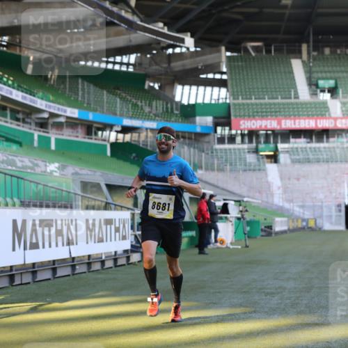 06.10.2024 - 19. swb-Marathon Bremen Yannick Fuchs http://msf.ph/oto/7379734 06.10.2024 10:20:02 Laufen im Stadion 7098, 8423, 8442, 8531, 8577, 8655, 8681, 8788, 8791, 8938, 8983 meine-sportfotos.de