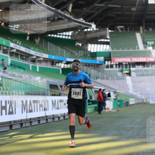 06.10.2024 - 19. swb-Marathon Bremen Yannick Fuchs http://msf.ph/oto/7379749 06.10.2024 10:20:02 Laufen im Stadion 7098, 8423, 8442, 8531, 8577, 8655, 8681, 8788, 8791, 8938, 8983 meine-sportfotos.de