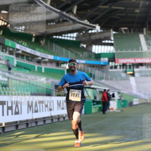 06.10.2024 - 19. swb-Marathon Bremen Yannick Fuchs http://msf.ph/oto/7379756 06.10.2024 10:20:02 Laufen im Stadion 7098, 8423, 8442, 8531, 8577, 8655, 8681, 8788, 8791, 8938, 8983 meine-sportfotos.de