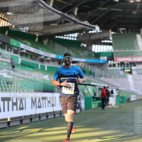 06.10.2024 - 19. swb-Marathon Bremen Yannick Fuchs http://msf.ph/oto/7379769 06.10.2024 10:20:02 Laufen im Stadion 7098, 8423, 8442, 8531, 8577, 8655, 8681, 8788, 8791, 8938, 8983 meine-sportfotos.de