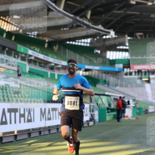 06.10.2024 - 19. swb-Marathon Bremen Yannick Fuchs http://msf.ph/oto/7379777 06.10.2024 10:20:02 Laufen im Stadion 7098, 8423, 8442, 8531, 8577, 8655, 8681, 8788, 8791, 8938, 8983 meine-sportfotos.de