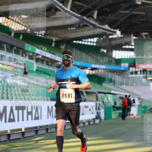 06.10.2024 - 19. swb-Marathon Bremen Yannick Fuchs http://msf.ph/oto/7379788 06.10.2024 10:20:03 Laufen im Stadion 7098, 8423, 8442, 8531, 8577, 8655, 8681, 8788, 8791, 8938, 8983 meine-sportfotos.de