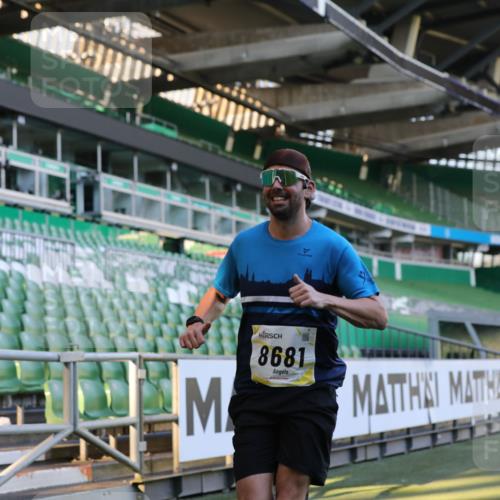 06.10.2024 - 19. swb-Marathon Bremen Yannick Fuchs http://msf.ph/oto/7379803 06.10.2024 10:20:03 Laufen im Stadion 7098, 8423, 8442, 8531, 8577, 8655, 8681, 8788, 8791, 8938, 8983 meine-sportfotos.de