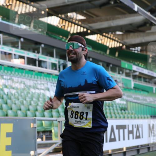 06.10.2024 - 19. swb-Marathon Bremen Yannick Fuchs http://msf.ph/oto/7379828 06.10.2024 10:20:03 Laufen im Stadion 7098, 8423, 8442, 8531, 8577, 8655, 8681, 8788, 8791, 8938, 8983 meine-sportfotos.de