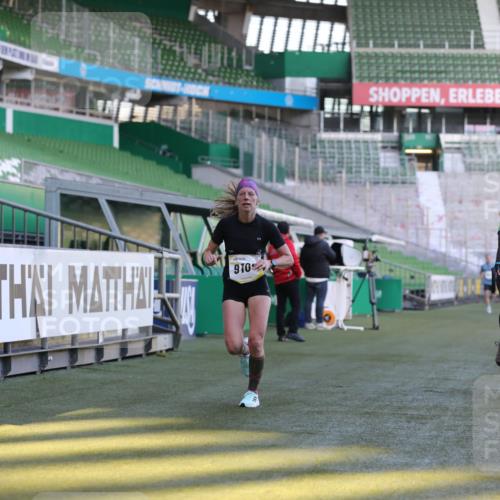 06.10.2024 - 19. swb-Marathon Bremen Yannick Fuchs http://msf.ph/oto/7379865 06.10.2024 10:20:41 Laufen im Stadion 8955, 9105 meine-sportfotos.de