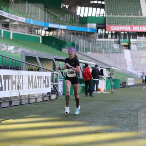 06.10.2024 - 19. swb-Marathon Bremen Yannick Fuchs http://msf.ph/oto/7379882 06.10.2024 10:20:41 Laufen im Stadion 8955, 9105 meine-sportfotos.de