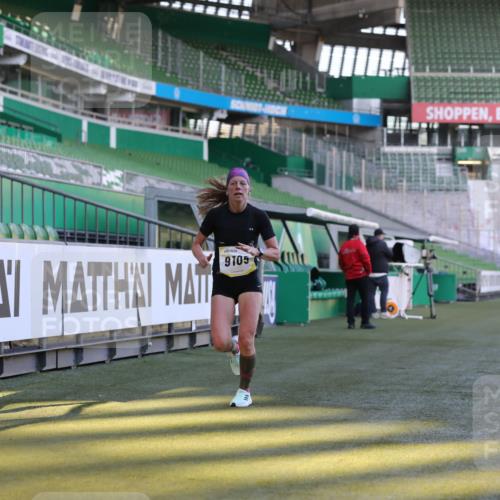 06.10.2024 - 19. swb-Marathon Bremen Yannick Fuchs http://msf.ph/oto/7379889 06.10.2024 10:20:42 Laufen im Stadion 7719, 8955, 9105 meine-sportfotos.de