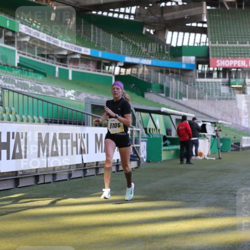 06.10.2024 - 19. swb-Marathon Bremen Yannick Fuchs http://msf.ph/oto/7379894 06.10.2024 10:20:42 Laufen im Stadion 7719, 8955, 9105 meine-sportfotos.de
